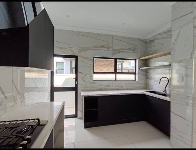 6 BEDROOM HOUSE FOR SALE IN SIX FOUNTAINS RESIDENTIAL ESTATE